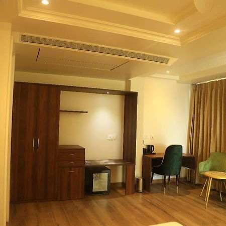 Sapphire Sky Hotel Dehradun Exterior foto
